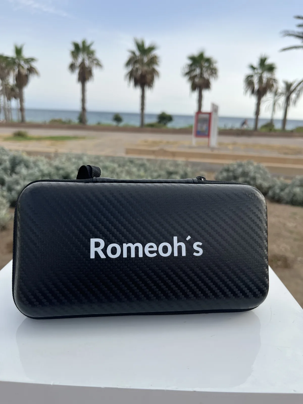 Estuche cerrado del Romeoh's Active Kit™ sostenido en la mano